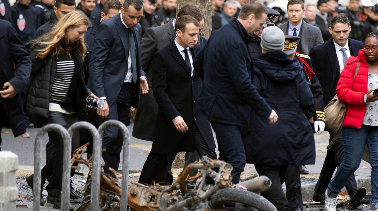 El presidente Macron visita los desperfectos causados durante una manifestación de los chalecos amarillos