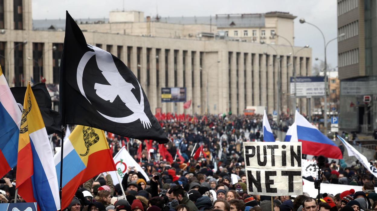 Manifestantes protestan contra la censura en Internet en Rusia