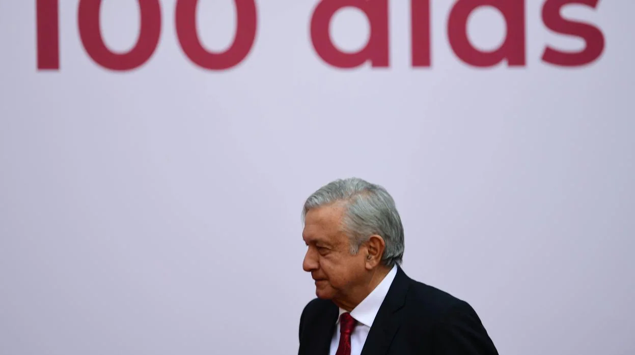 El presidente mexicano Andrés Manuel López Obrador llega para entregar su informe sobre los primeros 100 días de gobierno