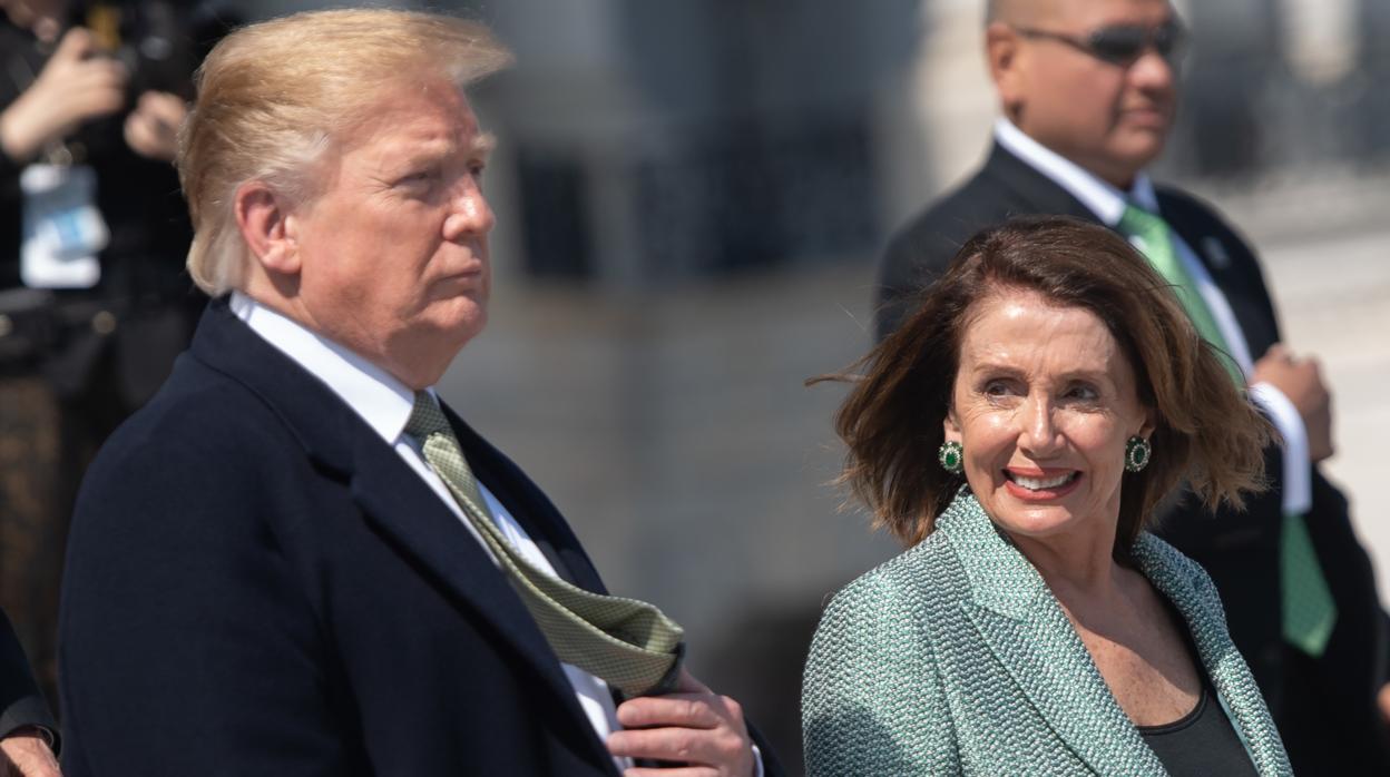 Donald Trump, junto a la presidenta de la Cámara de Representantes, Nancy Pelosi, este jueves