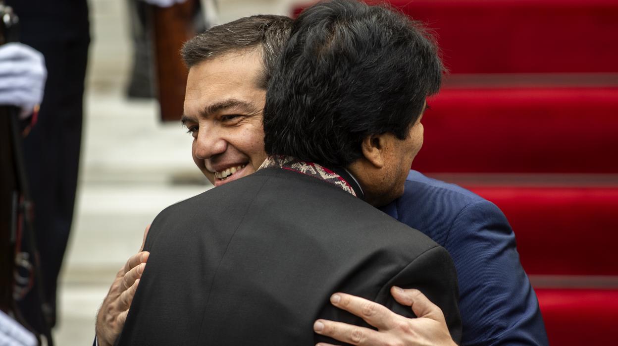 El primer ministro griego, Alexis Tsipras, abraza al presidente de Bolivia, Evo Morales