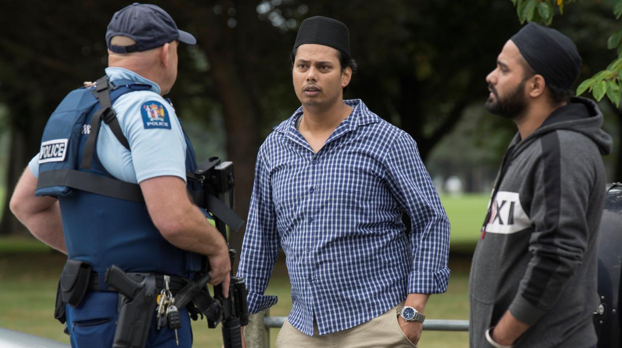 Testigos y policías en las inmediaciones de una de las mezquitas atacadas en Christchurch