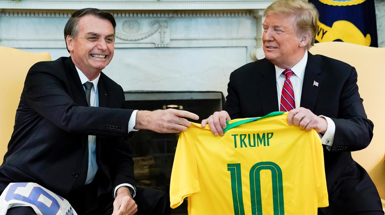 El presidente de Brasil, Jair Bolsonaro, junto al presidente de EE.UU., Donald Trump