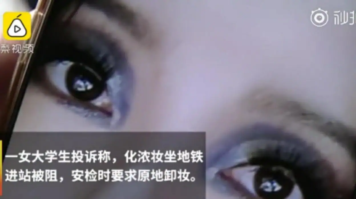 Góticos en China publican selfis para defender a una joven a la que pidieron desmaquillarse en el metro