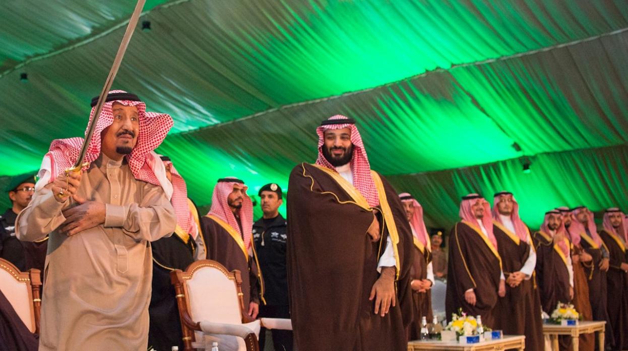 El Rey Salman (izquierda) y su hijo el Príncipe Heredero, Mohamed bin Salman, el pasado año