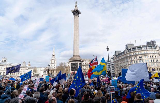 Cientos de miles de británicos se manifiestan por un segundo referéndum sobre el Brexit