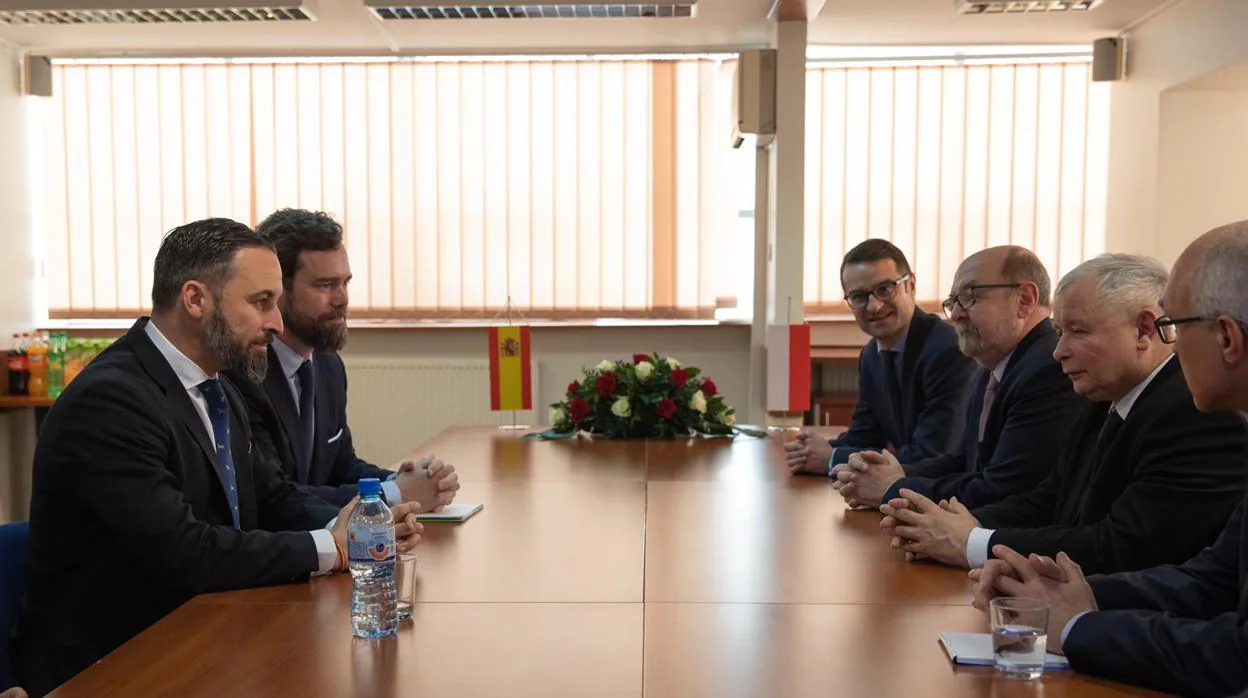 El presidente de Vox, Santiago Abascal, en su encuentro con el líder de Ley y Justicia, Jaroslaw Kaczynski, en Varsovia