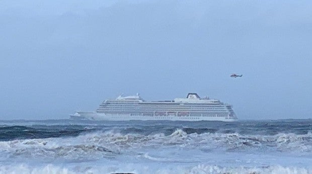 El crucero noruego averiado consigue llegar a un puerto tras una compleja evacuación parcial