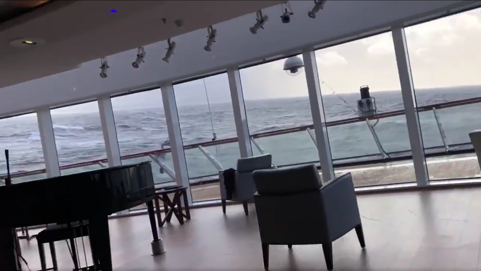 Muebles rodando y techos que se caen en el interior del Viking Sky