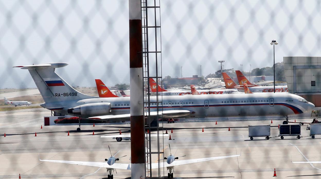 Un avión de bandera rusa, este domingo en el aeropuerto internacional Bolívar de Caracas