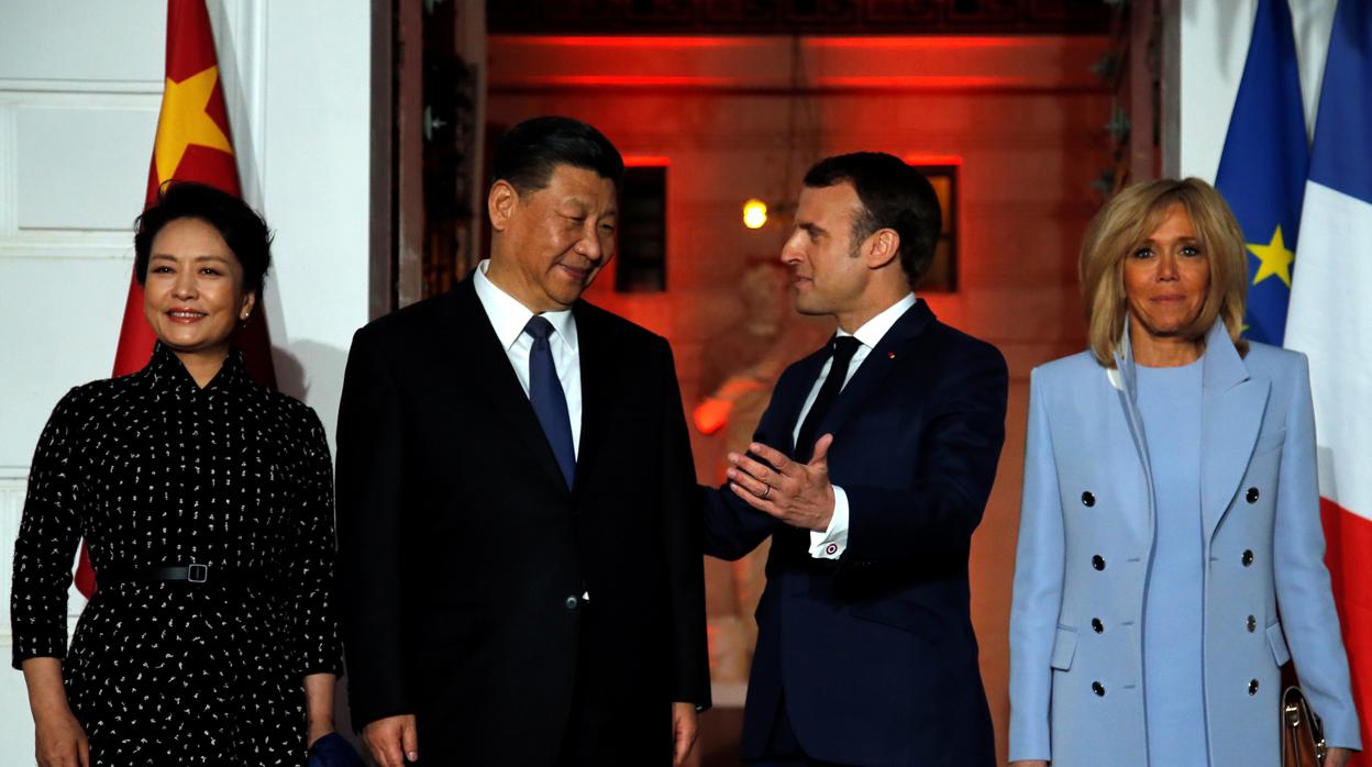 El presidente francés Emmanuel Macron y su esposa Brigitte reciben al presidente chino Xi Jinping y a su esposa Peng Liyuan