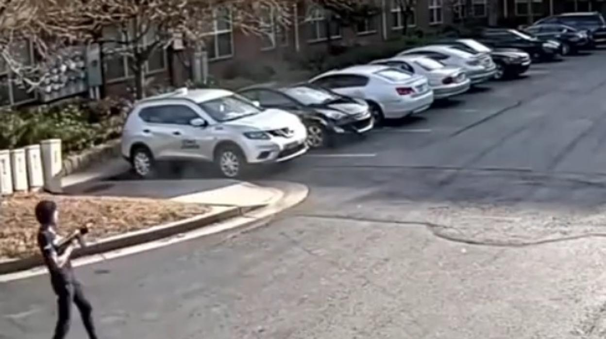 Captura de la grabación que muestra cómo un desconocido dispara en Atlanta