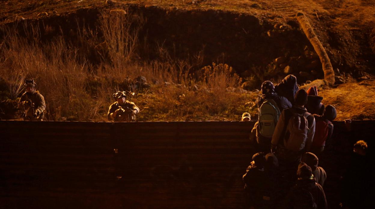 Agentes estadounidenses vigilan la frontera de EE.UU. con Tijuana (México), para evitar la entrada de inmigrantes ilegales