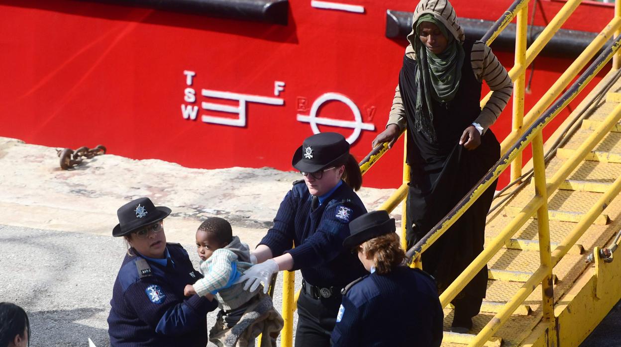 Un momento del desembarco en suelo maltés de los inmigrantes tras el secuestro del barco El Hiblu 1