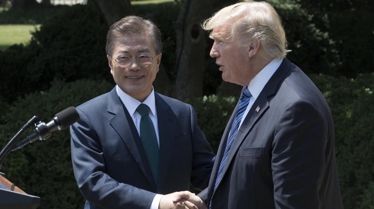 El presidente estadounidense, Donald Trump junto con su homólogo de Corea del Sur, Moon Jae-in durante la rueda de prensa tras su reunión en el despacho Oval de la Casa Blanca