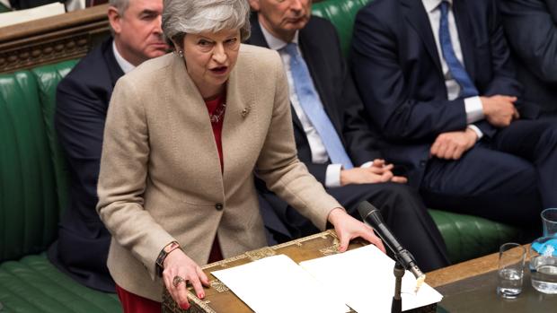 Los Comunes prolongan la agonía de May y de su plan del Brexit