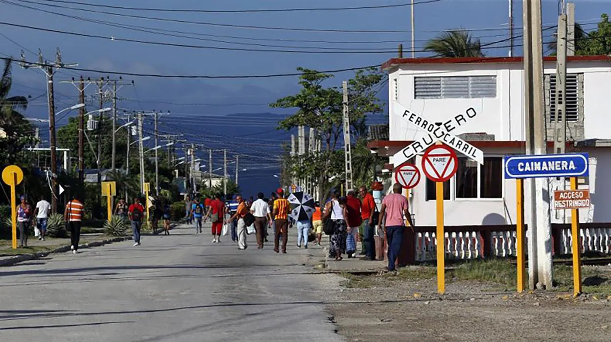 Numeras personas a la entrada de la población de Caimanera, situada junto a la Base Naval de Guantánamo