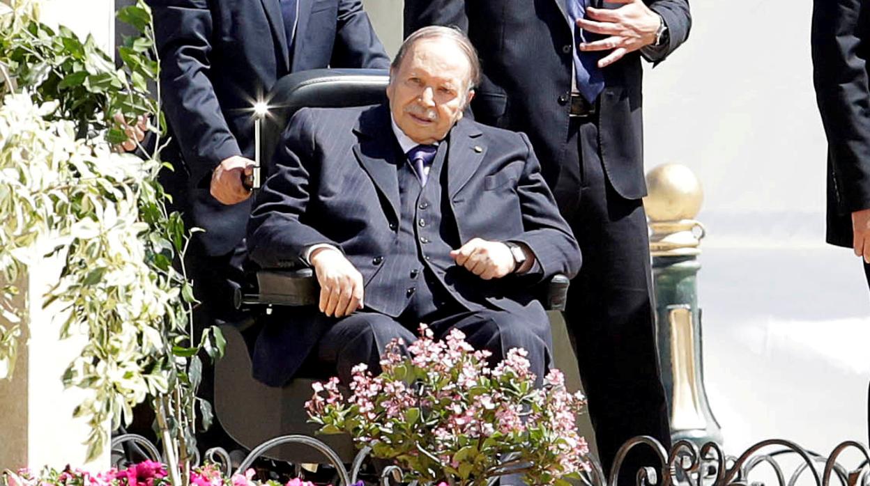 Dimite el presidente argelino Buteflika tras 20 años en el poder