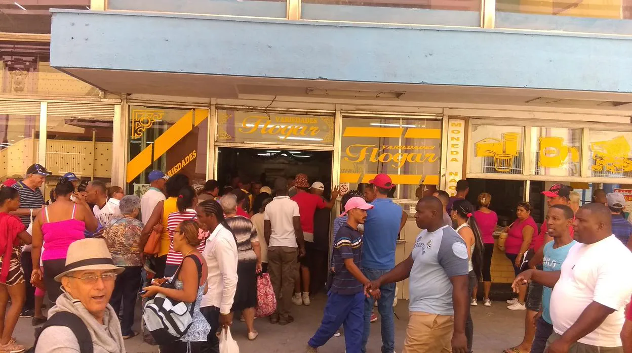 Colas para comprar comida en Cuba