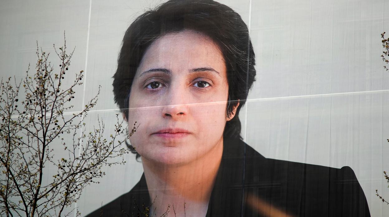 Un cartel con el rostro de la abogada iraní Nasrin Sotoudeh en París