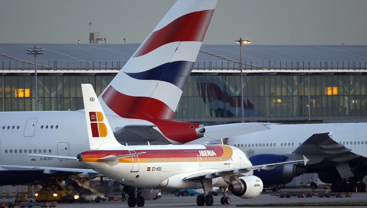 Aviones de Iberia y British Airways en el aeropuerto londinense de Heathrow