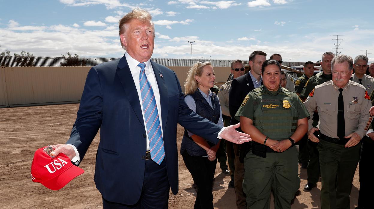 Trump visita una valla proyectada en 2009 y advierte a los inmigrantes: «Este país está lleno»
