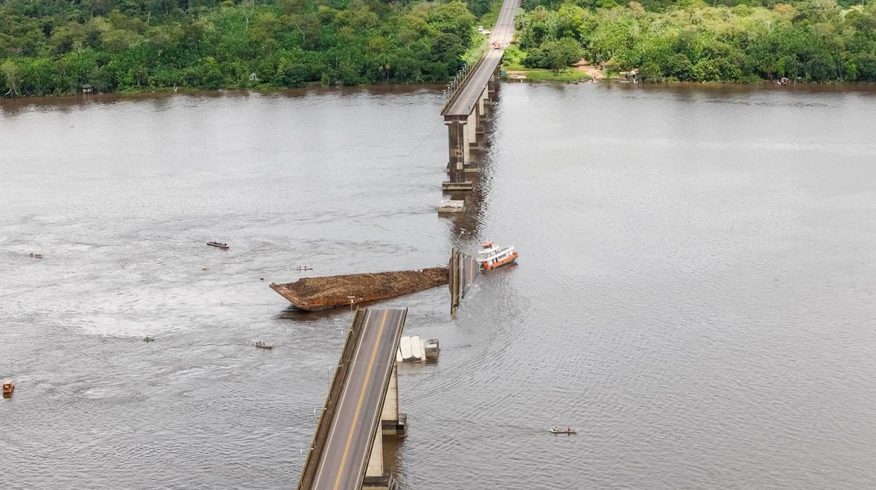 Así ha quedado el puente después del impacto de la embarcación cuando surcaba las aguas del río Mojú