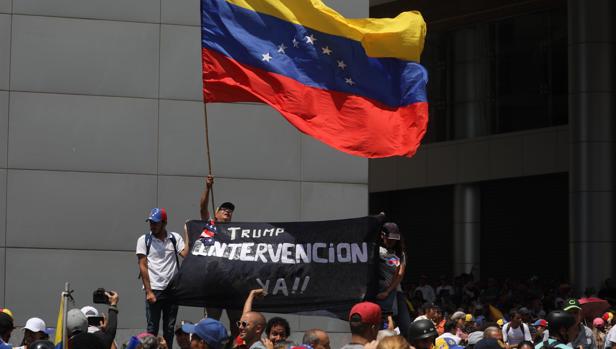 Miles de venezolanos participan en la Operación Libertad de Guaidó