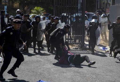 Policías antidisturbios interrumpen una manifestación en Managua, Nicaragua el 30 de marzo