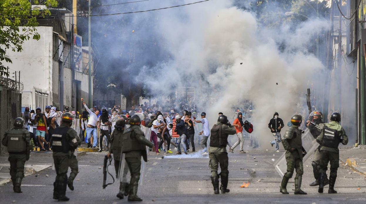 La Policía se enfrenta a manifestantes durante una protesta en Caracas el pasado 23 de enero