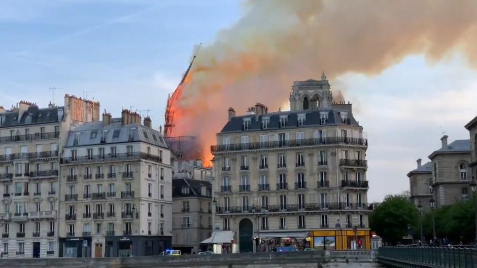 El momento en el que la aguja de la Catedral de Notre Dame cae a causa del fuego