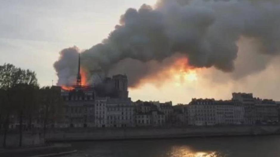 Espectacular incendio en la catedral de Notre Dame