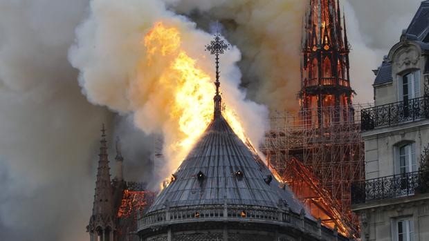 Macron suspende un discurso a la nación y se traslada hasta el lugar del incendio de Notre Dame