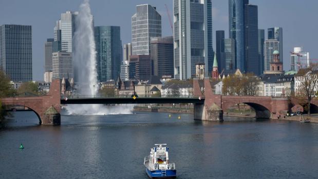 Detonan una bomba de la Segunda Guerra Mundial encontrada en un río en Frankfurt