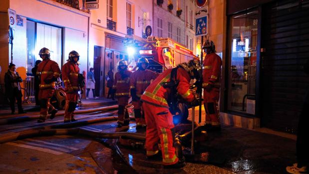 Un bombero, gravemente herido en el incendio de Notre Dame