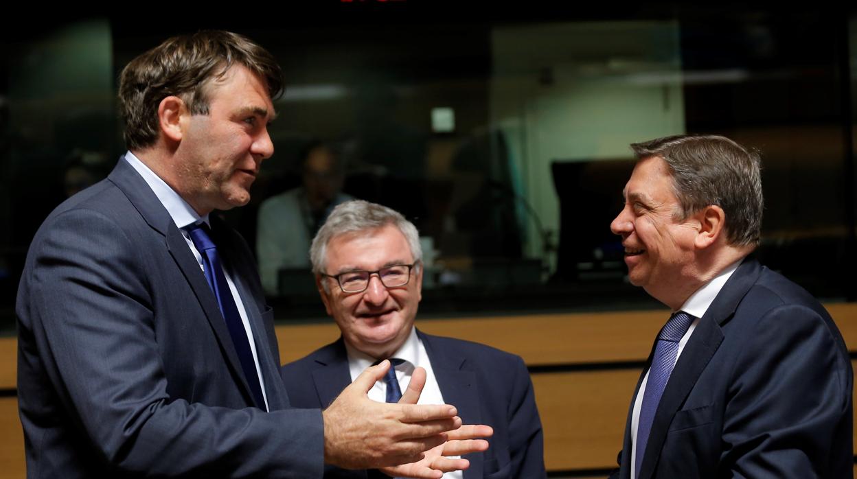 El ministro belga de Agricultura, Denis Ducarme; el ministro regional de Agricultura de la región de Valona, Rene Collin; y el ministro español de Agricultura, Luis Planas, al comienzo del Consejo de Ministros de Agricultura de la UE