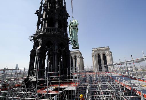 Los trabajos de restauración de las estatuas de la Catedral