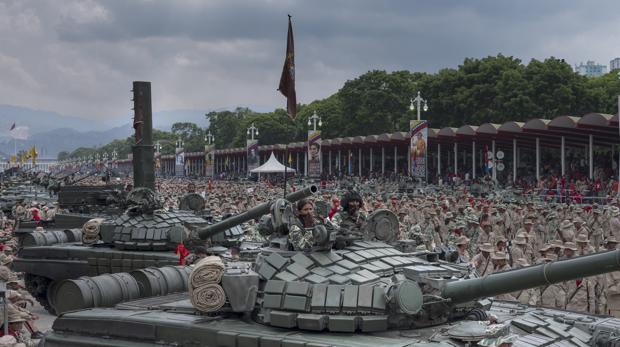 Los militares venezolanos ignoran las llamadas de EE.UU. y sostienen a Maduro