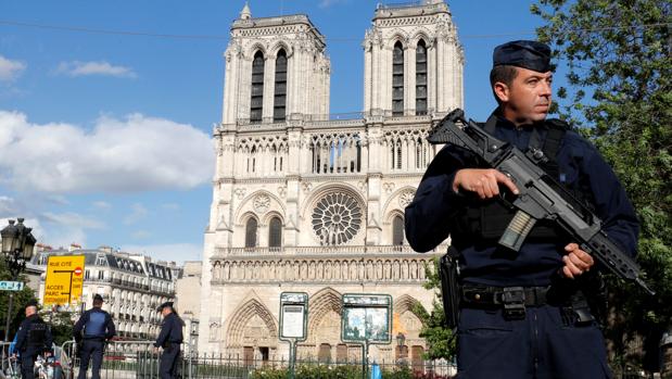 Notre Dame: trágico escenario de incendios, atentados y suicidios