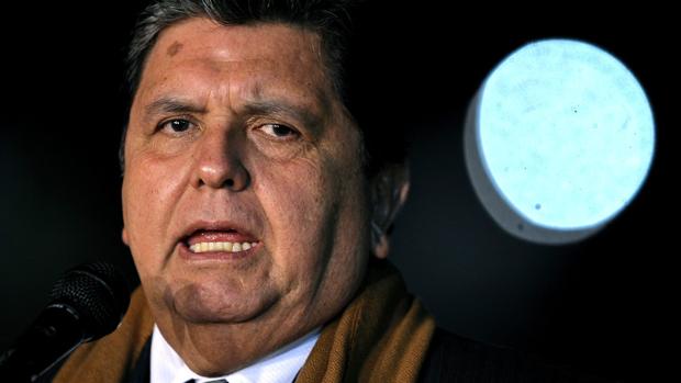 Muere Alan García, el expresidente peruano, tras dispararse en la cabeza cuando iba a ser detenido