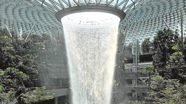 Singapur «riega» su aeropuerto con una cascada de 40 metros