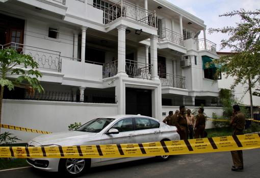 La Policía vigila la mansión de la rica familia Ibrahim, de donde salieron varios de los terroristas suicidas de Sri Lanka