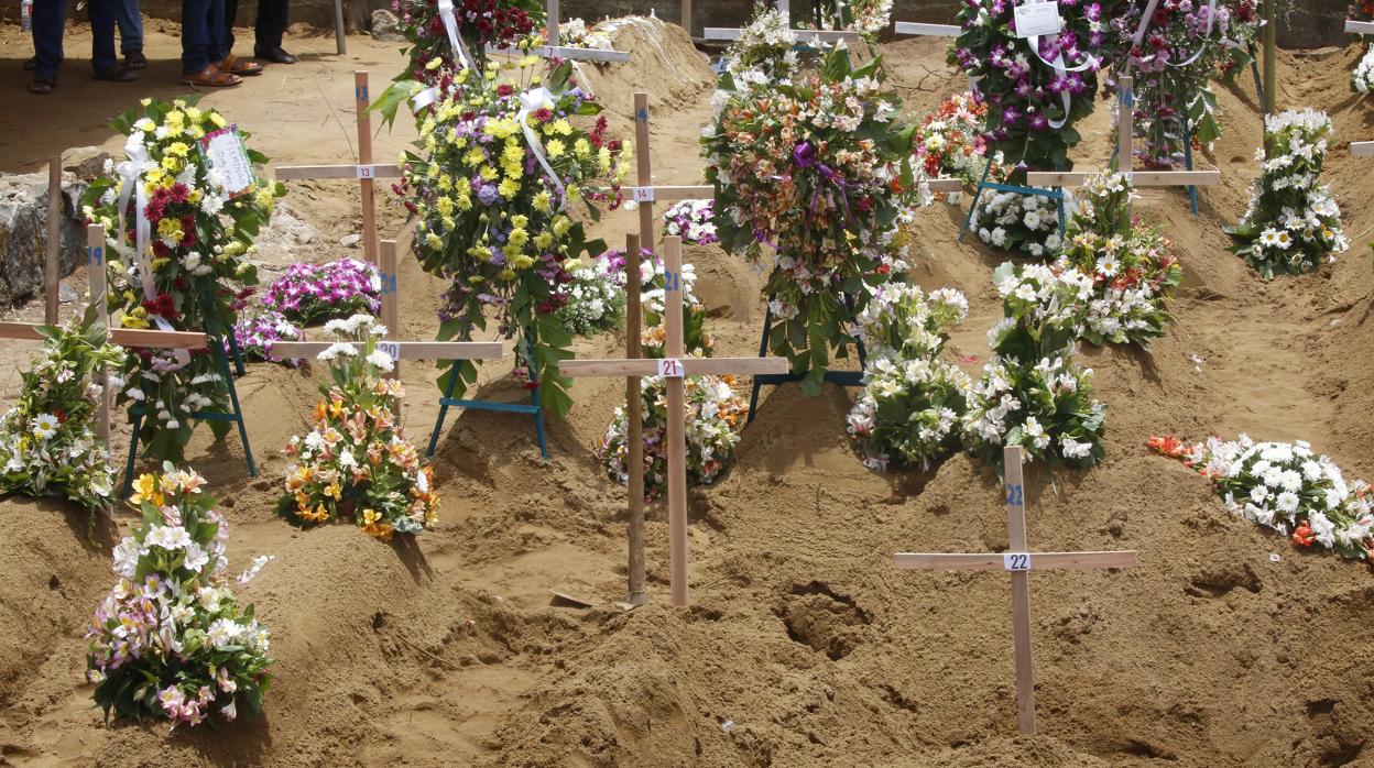 Montículos de tierra tras el entierro de alguans de las víctimas de los atentados en Sri Lanka