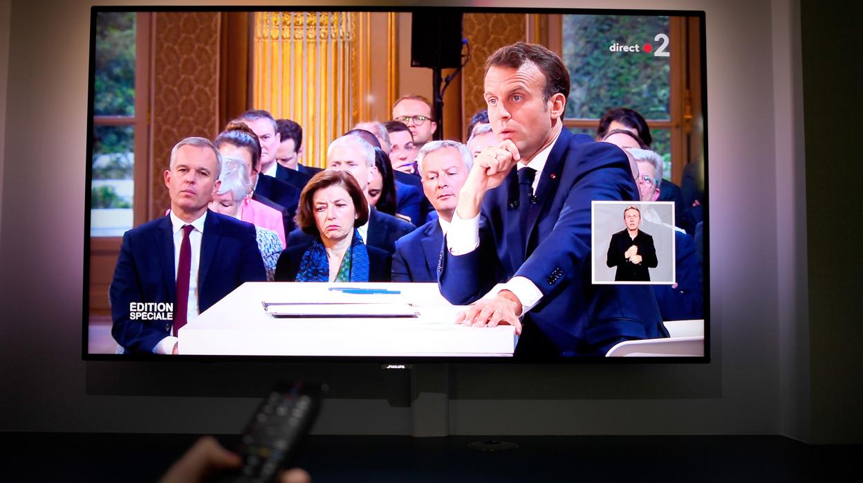 Imagen de una televisión emitiendo la rueda de prensa de Emmanuel Macron