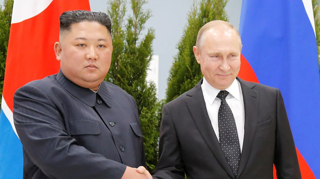 El presidente ruso Vladimir Putin y el líder de Corea del Norte, Kim Jong Un, se dan la mano durante su reunión en Vladivostok