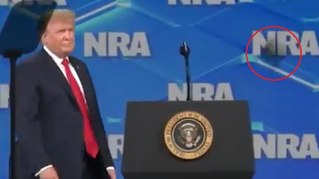 Lanzan un móvil cerca de Trump durante un discurso en la Asociación Nacional del Rifle