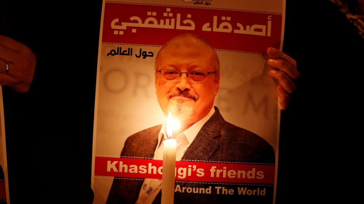 Un manifestante sostiene un cartel con una foto del periodista saudí Jamal Khashoggi