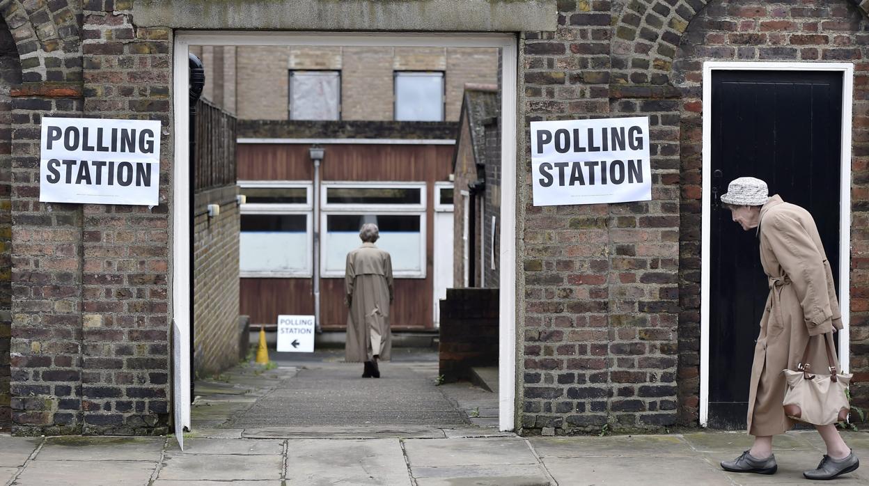 Dos mujeres acuden a votar en un centro electoral durante el referéndum sobre el Brexit de 2016