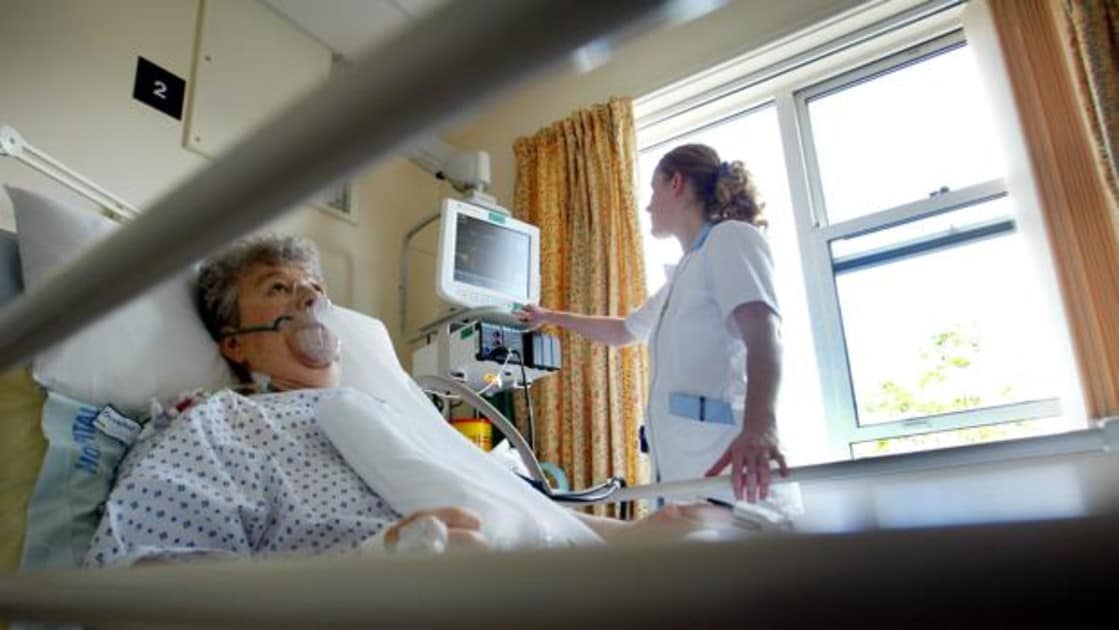 Una enfermera chequea el nivel de oxígeno de una paciente en un hospital del Servicio de Salud británico, en Sheffield