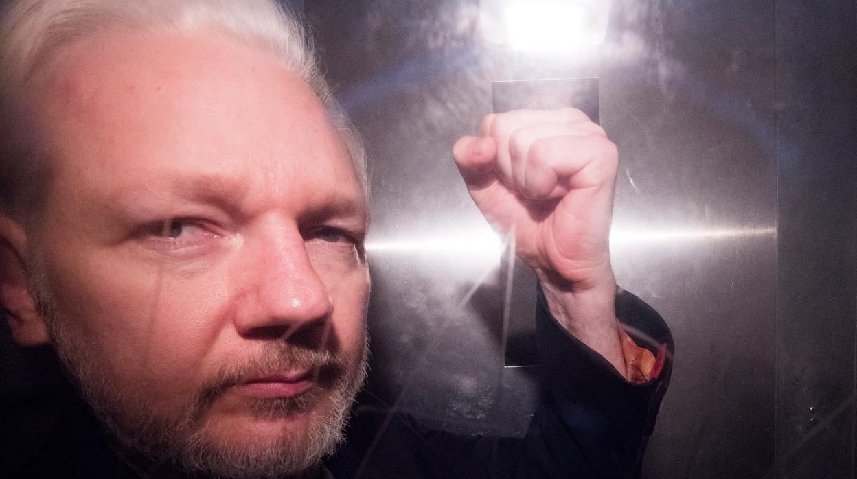 Julian Assange, ayer tras abandonar el tribunal de Southwark en Londres